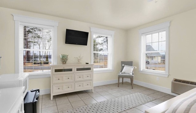 Hotel-Style Suite: Private Room in Edgecomb, Maine