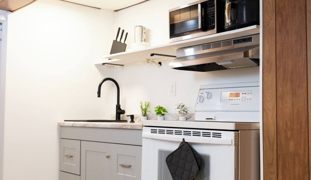 Hotel-Style Suite w/Kitchen