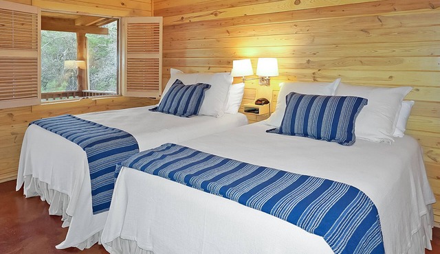 Hotel Style Suite with Two Queen Beds - Minutes from Downtown!