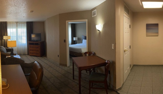 Hotel suite with AC, WiFi, fitness room in welcoming Wilkes-Barre