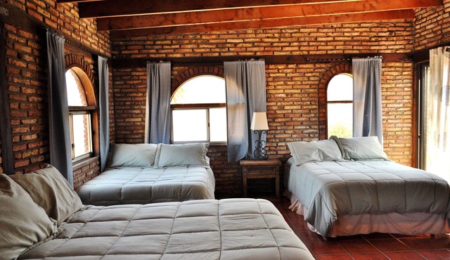 Hotel that accommodates 6 people