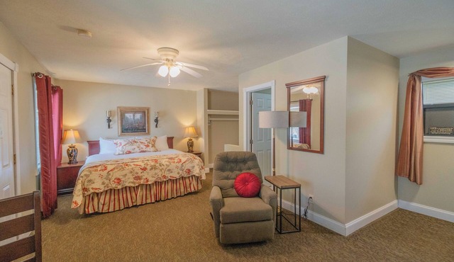 Hotel w/Gorgeous Views, Pool, Firepit: King Suite