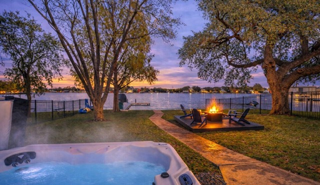 Hottub/Firepit/Lakefront/Outdoor TV/Bunkbeds