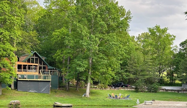 HotTub! FirePit, Private 2.5 acre Pond, 2 Kayaks! GameRoom! Slps12+