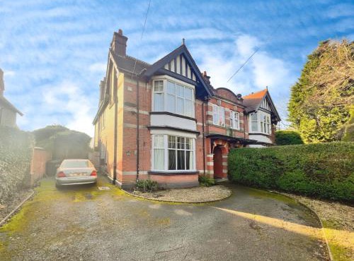 HotTub-Garden-Parking-Sleeps10-10minToTown