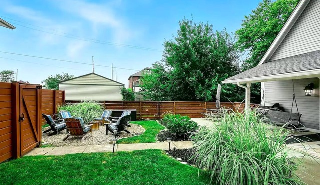 HotTub~Gym~Fire Pit~5 Min to Mass Ave~Spacious for Groups~Indianapolis