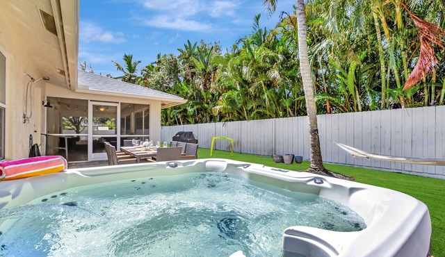 Hottub! Mini Golf! Water Access! Pets! 5min beach!