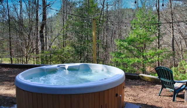 HotTub, OutdoorShower, Renovated Barndominium, WiFi, Fireplace, Pet Friendly