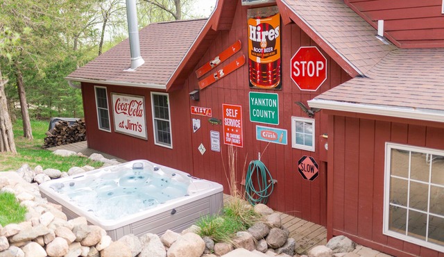 HotTub, PingPong, Firepit, 2 LivingRooms just .67 mi to beach