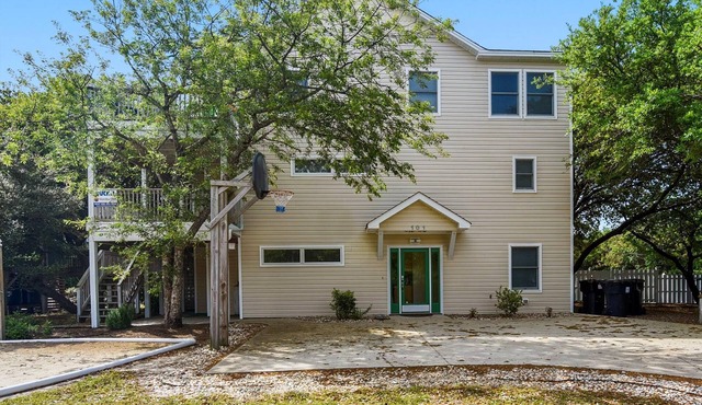 HotTub, Pool Table, Elevator! Large fenced yard, pets