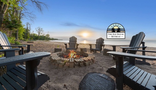 HotTub, Premium Beach Access, BBQ, Natural Fire Place, FirePit, 1hr from Lambeau