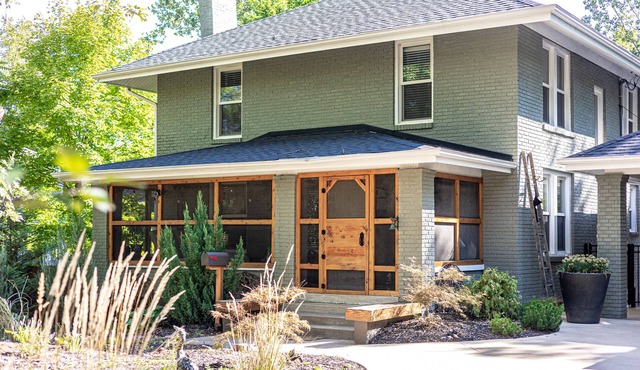 HOTTUB! private outdoor spaces-WALK downtown and MU. PETS OK Top Notch finishes