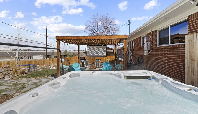 Hottub PS5 Arcade PoolTable Theater 420Friendly