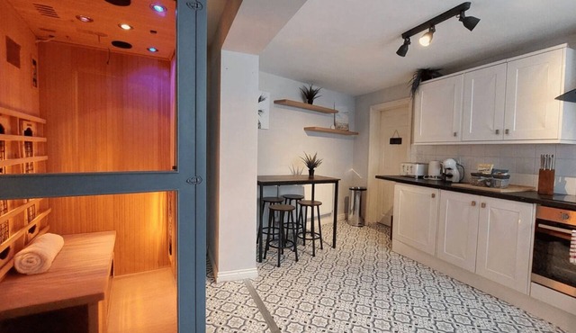 *HotTub/Sauna/Massage/BBQ/Games/Beach! Sleeps 8*