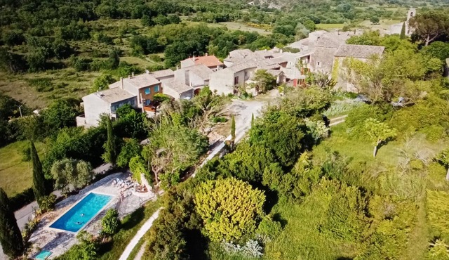 House +2 gîtes, 15 persons, near Ardèche, swiming pool. Cèze river beach at 800m