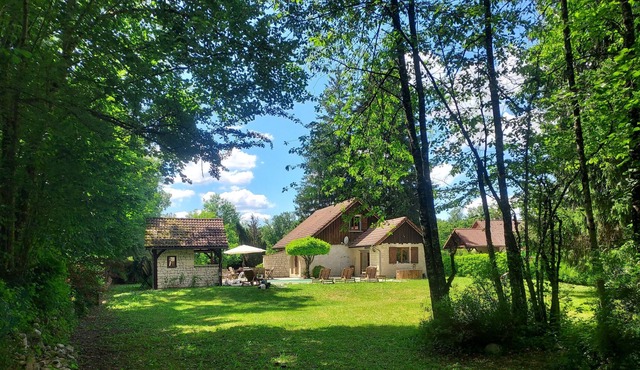 House with swimming pool and private beach on the river 30 minutes from the slopes