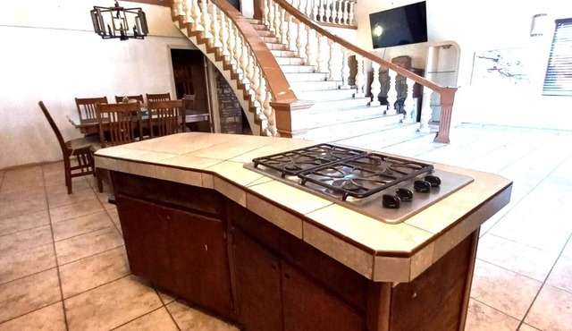 House on the Hill w/Panoramic View Terrace, Grill, Pool Table and Pool Access