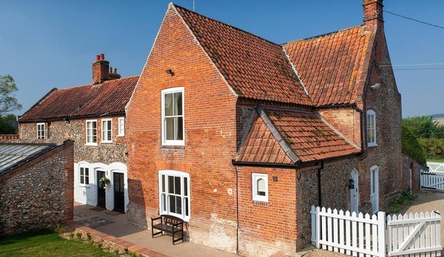 Houghton Farmhouse - sleeps 18 guests in 7 bedrooms