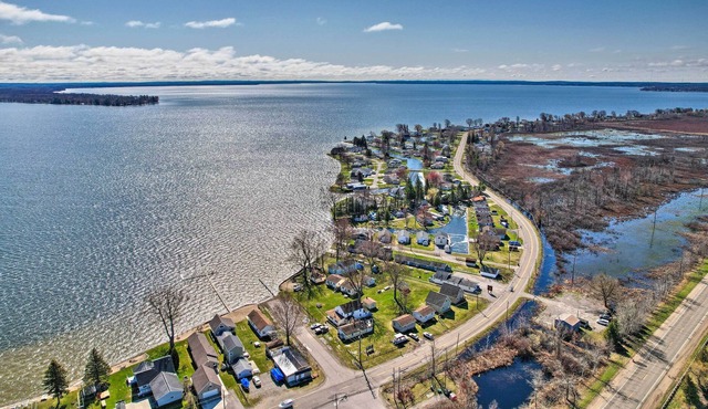 Houghton Lake Cabin w/ Private Resort Beach!
