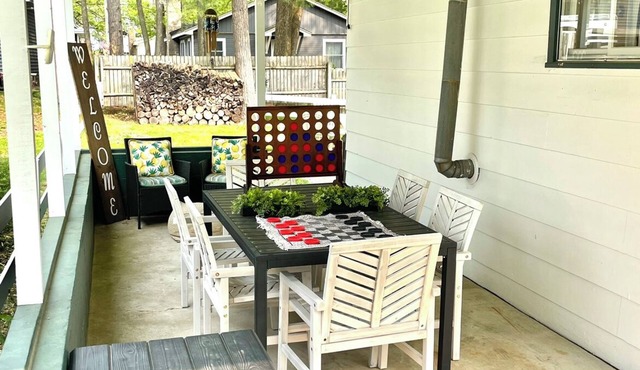 Houghton Lake cabin with covered outdoor entertainment space. No cleaning fees.