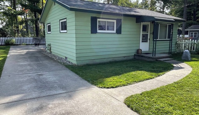 Houghton Lake cabin with garage game room lounge. No cleaning fees.