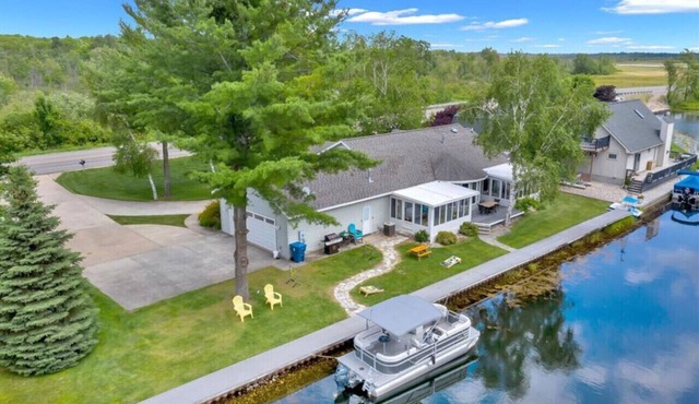 Houghton Lake Getaway w/Pontoon
