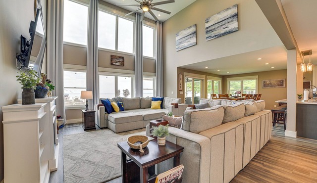 Houghton Lake Home w/Private Dock + Kayaks!