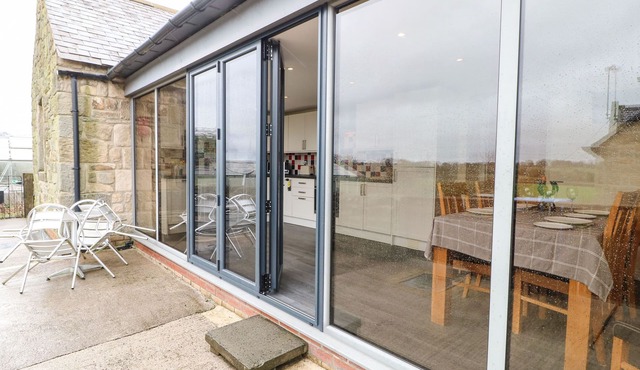 HOUGHTON NORTH FARM COTTAGE, family friendly in Heddon-On-The-Wall