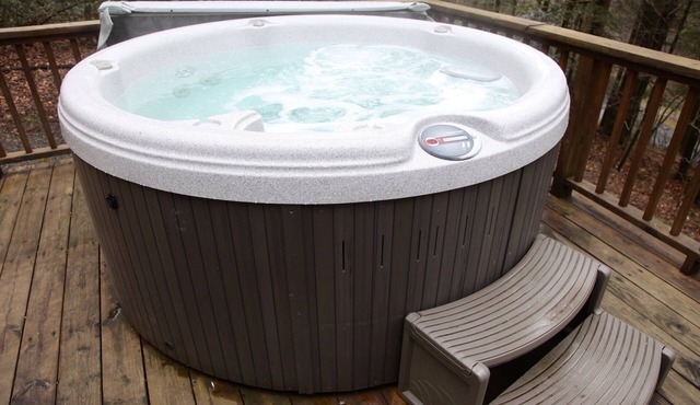 Hounds Retreat Pet Friendly, Wood Fireplace, HotTub, WiFi, Decks
