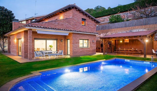 House with jacuzzi near the beach ideal for families