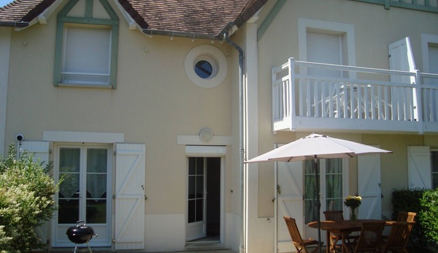 house with garden in gated, sea and shops accessible on foot