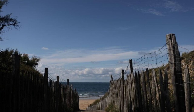 House in Saint Clement of whales away from the road and close to the most beautiful beaches on the island of Re accessible by scenic bike paths.