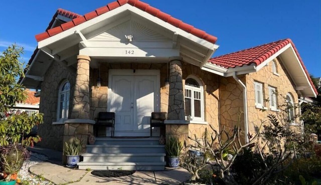 House 1 block to Ocean Center,Water Park, Plenty of space prkg .Sleep up to 7.