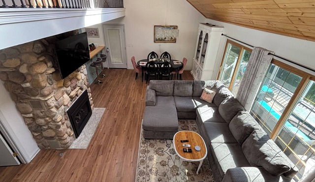 House - 1 minute to Alpine Valley Ski Hill. 5 acres with fireplace