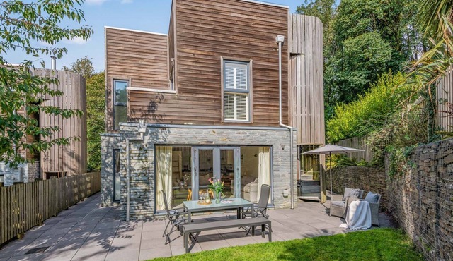 House 1 - sleeps 6 guests in 3 bedrooms