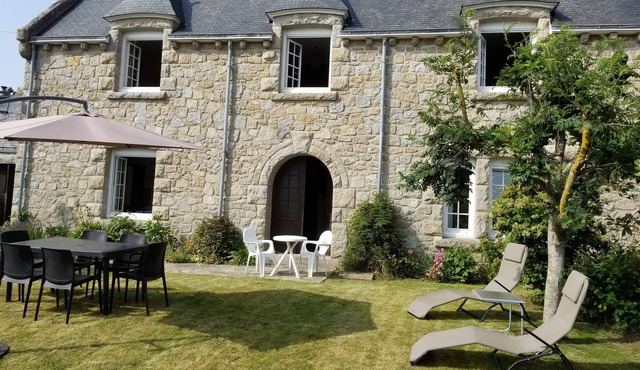 House 10 and 15 minutes walk from the beaches, Golf and the center, WIFI, Swing