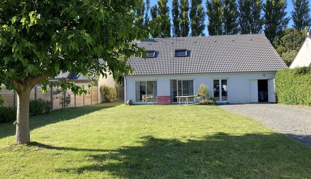 House 10 min walk from the beach, comfortable, bright with south-facing garden