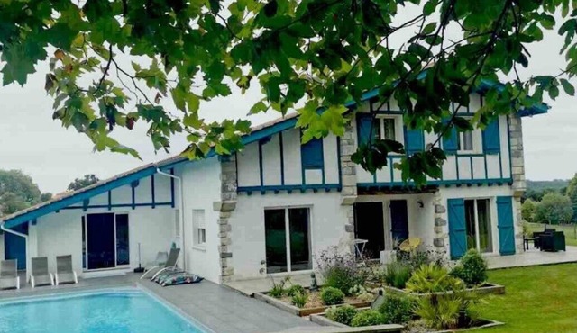 House 10 people ideally located between sea and montagen