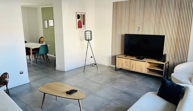 House 10 travellers in town