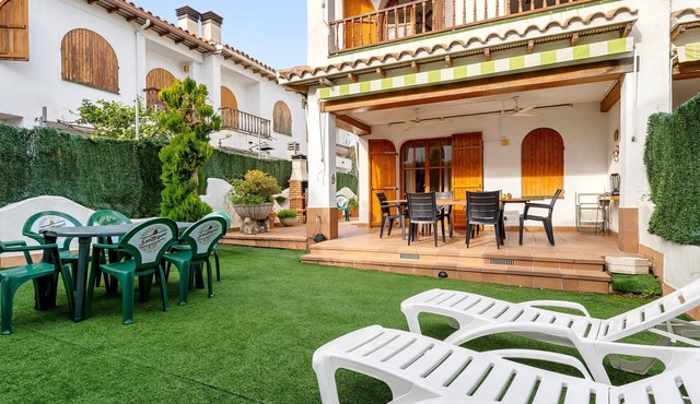 House 100m beach with 2 pools and barbecue
