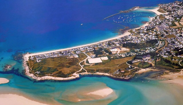 House 100m from the sea and sandy beaches, small sea view, enclosed garden