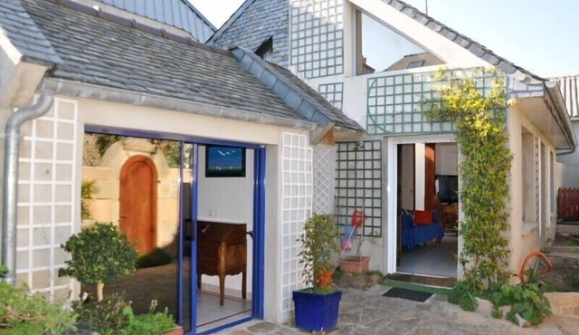 House 100m sea with internet, place Ste-Anne in TREGASTEL