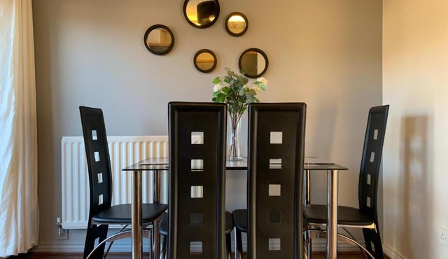 House - 10min to City Centre - Sleeps 4 - Parking