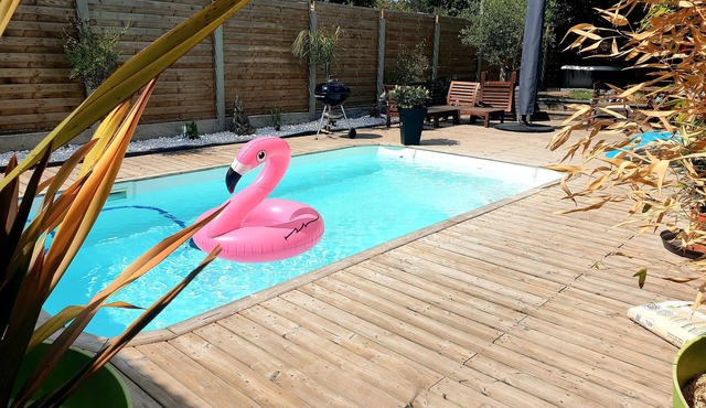 HOUSE 110 M2/8 people with heated pool 12 km from Bordeaux