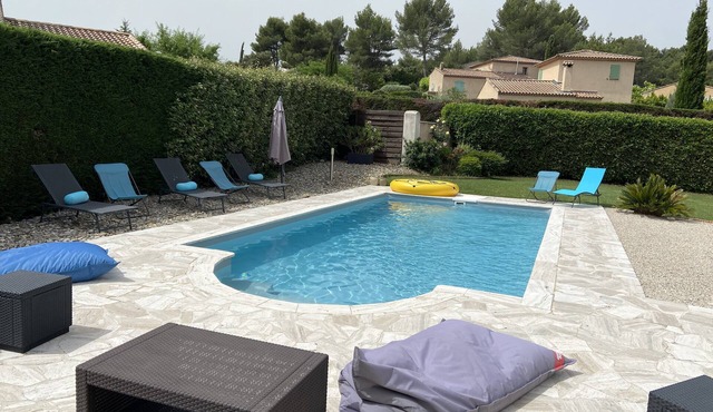 House 140m2. With garden, swimming pool 3 bedrooms 1 bathroom and 1 shower room.
