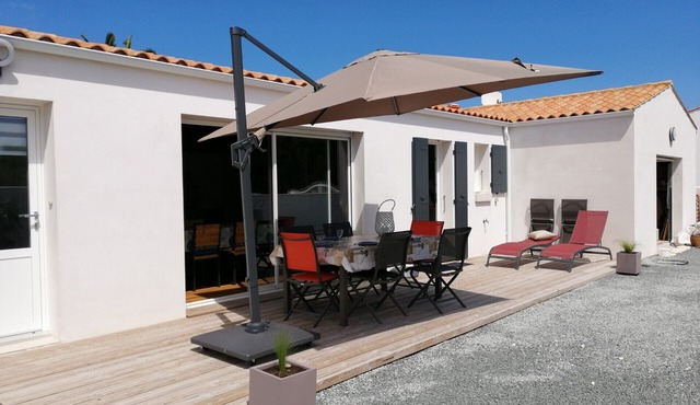 House 140m2 3 bedrooms living room of 62m 2, above ground pool.