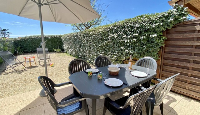 House 150m from beach, pool, WIFI, parking