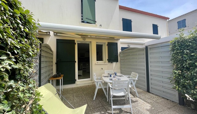 House 150m from beach, 2 bedrooms, pool & WiFi, parking