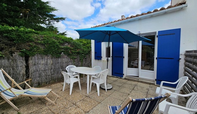 House 150m from beach, private parking