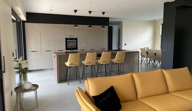 House 160 m2, 3 CH of 16, 18 and 30 m2, Terrace 40 m2, Garage, Netflix